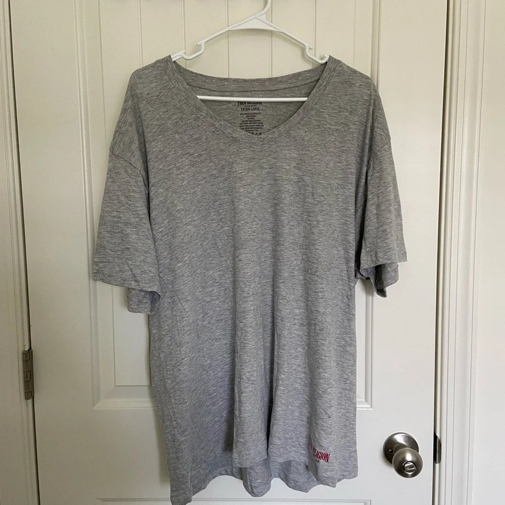 EUC | True Religion men’s solid decal v-neck tshirt‎ — XL